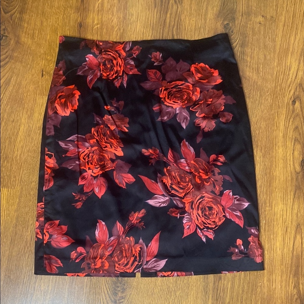 🌷 Tristan 🌷 Floral Black and Red Skirt